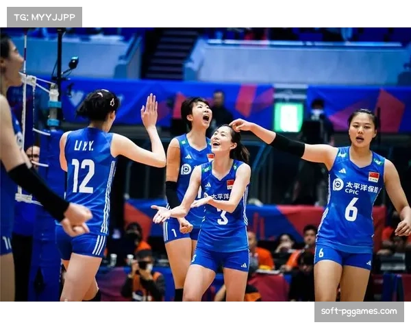 特写瞬间：比赛第60分钟，全场第一次饮水暂停，球员利用间隙接受战术指令